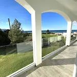 White House With Sea View And Parking Apartament