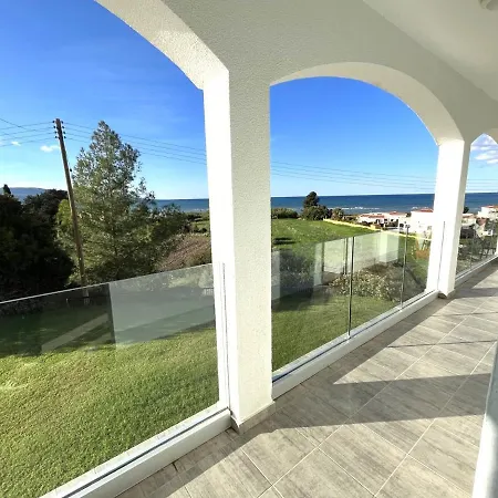 White House With Sea View And Parking דירה