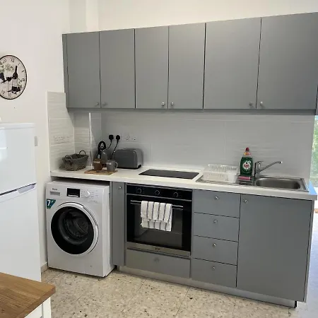 White House With Sea View And Parking Polis