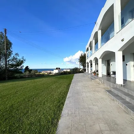 White House With Sea View And Parking