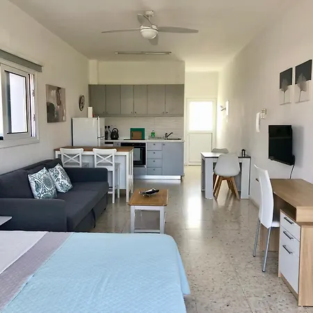 White House With Sea View And Parking