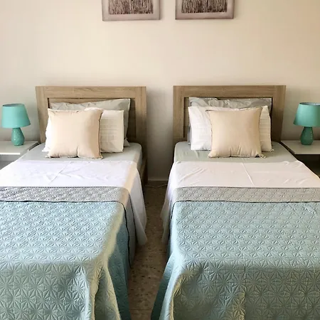 White House With Sea View And Parking דירה