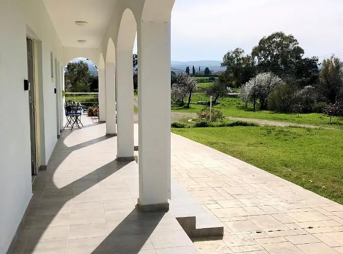 White House With Sea View And Parking شقة