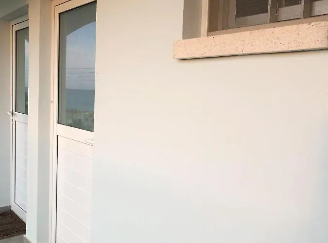 White House With Sea View And Parking شقة *