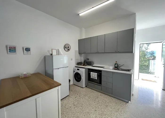 White House With Sea View And Parking شقة *