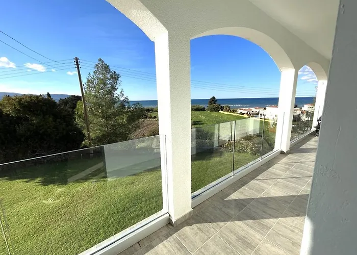 White House With Sea View And Parking شقة