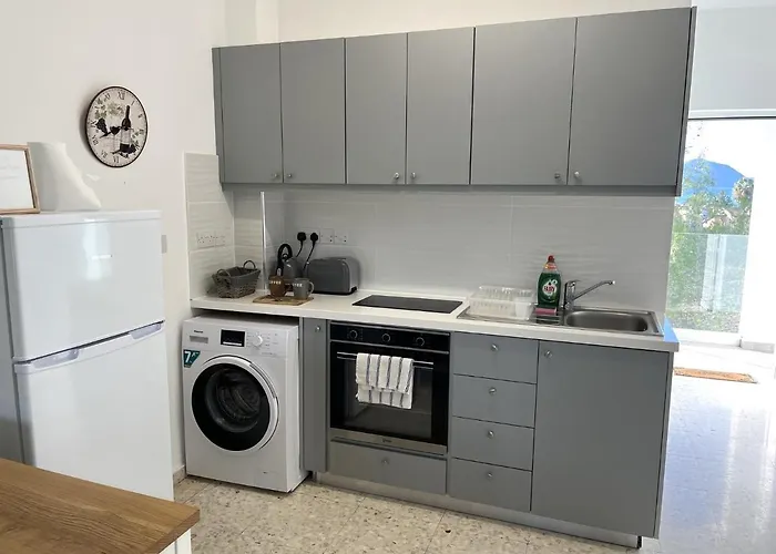 White House With Sea View And Parking Polis