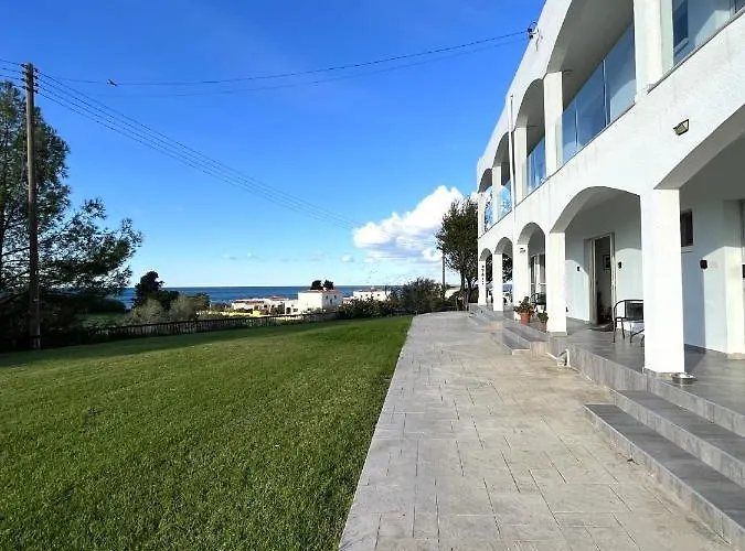 White House With Sea View And Parking