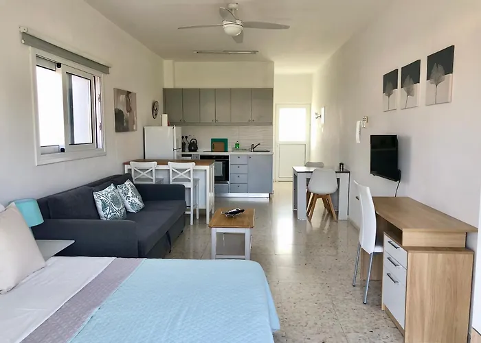 White House With Sea View And Parking