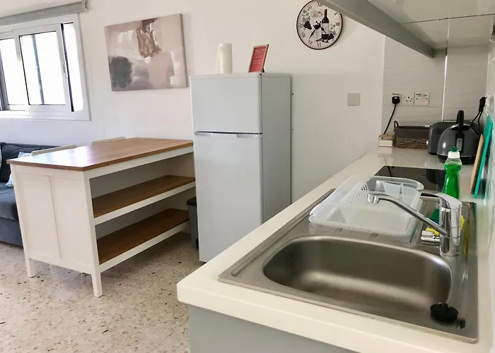 White House With Sea View And Parking شقة *