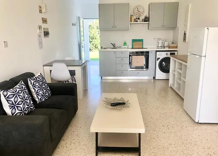 White House With Sea View And Parking *